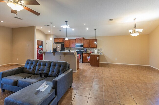 Building Photo - Spacious 4 Bedroom Home