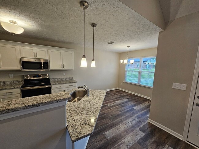 Building Photo - LUXURY 3 BEDROOM RANCH STYLE HOME IN SCENIC FOX RUN