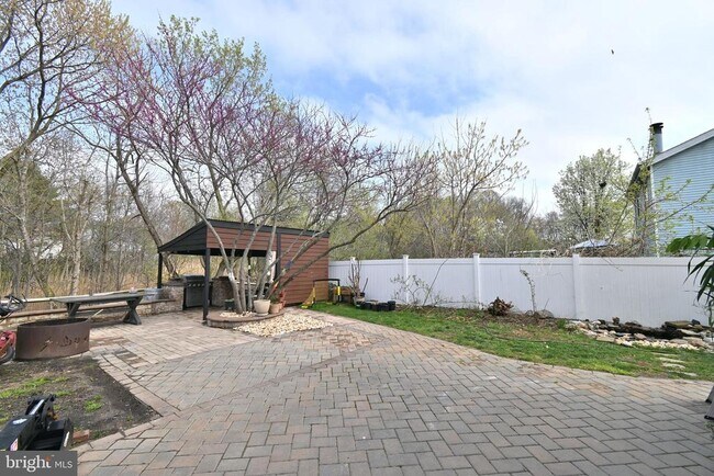 Building Photo - 36 Danbury Dr