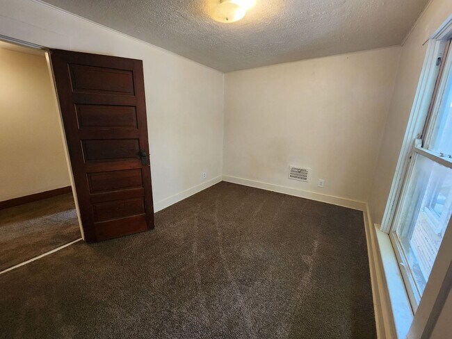 Building Photo - E Fairview, 205-207