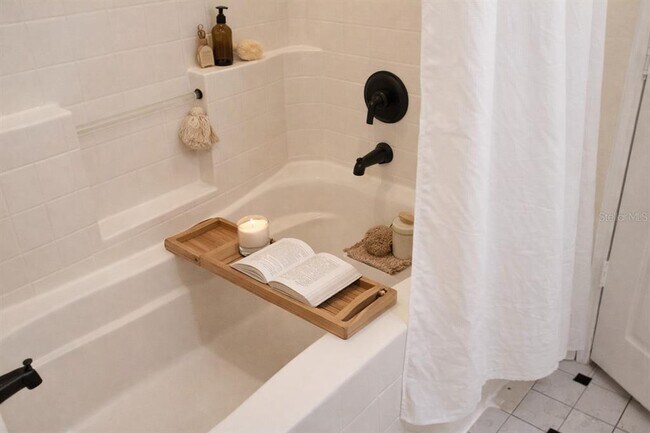 Building Photo - 860 N Orange Ave