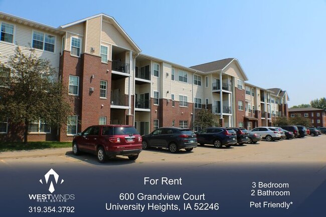 Building Photo - $2,100 | 3 Bedroom, 2 Bathroom Condo | No ...