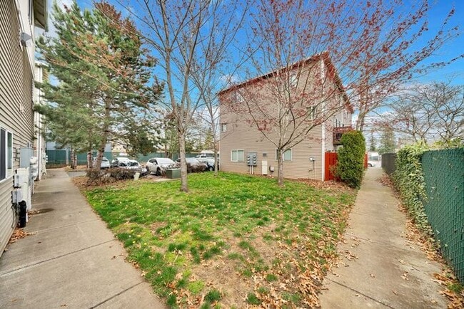 Building Photo - 2 bedroom 1.5 bath Condo! Washer and Dryer in unit!!