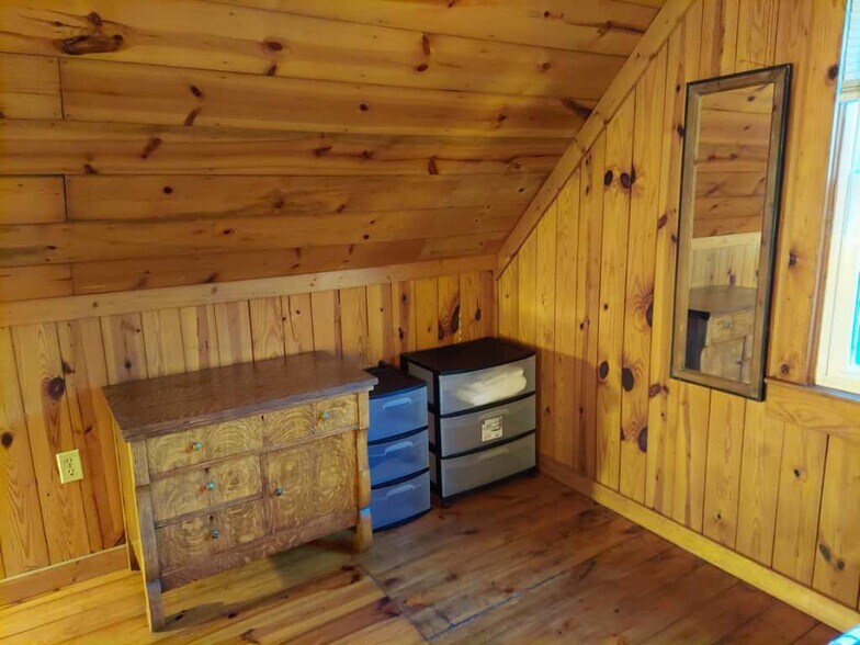 Space to store your clothing and things - 311 Newton Aly