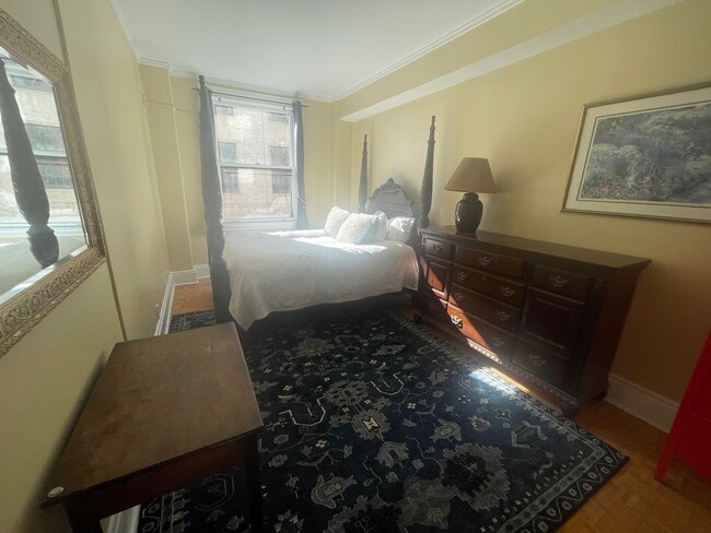 Bedroom w/Queen - 21 Beacon St