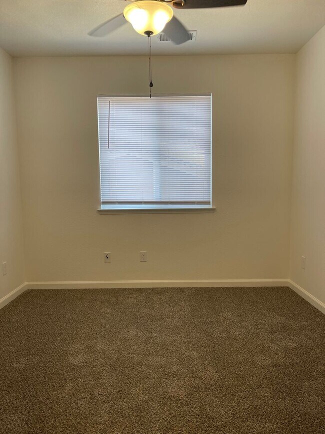Building Photo - Townhouse in a gated community near Creeks...