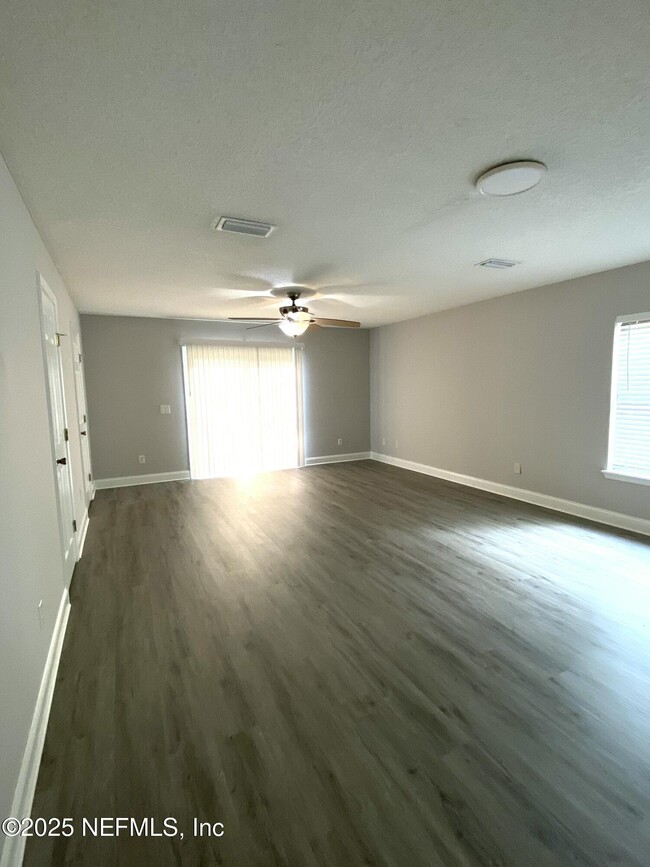 Building Photo - 86069 Pineview Dr