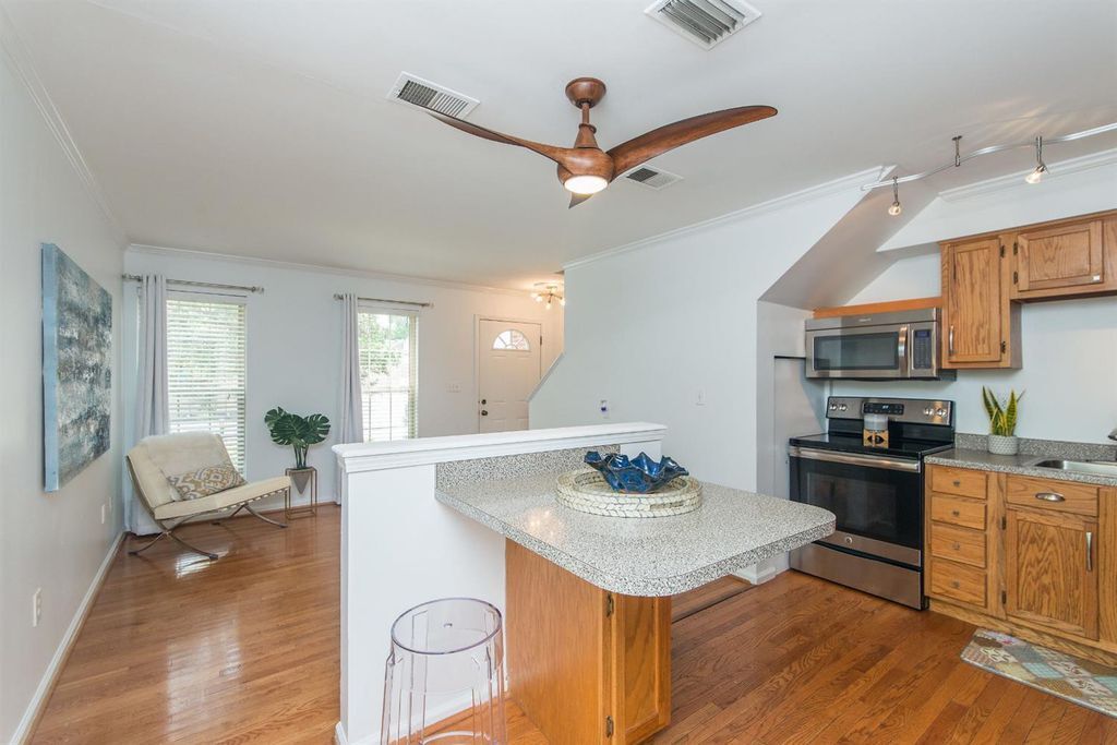 Breakfast nook - 415 Marquis Ave