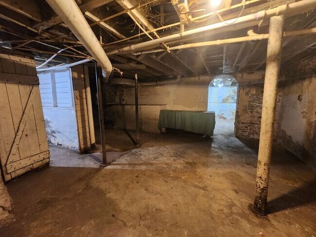 Building Photo - Spacious 2 Bedroom 1 Bath