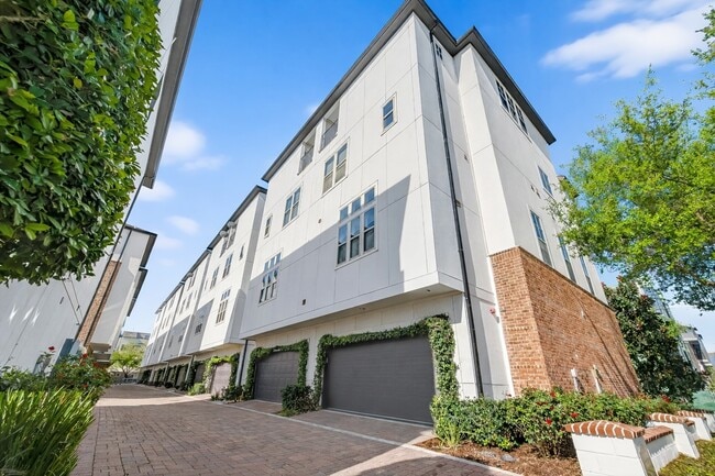 Building Photo - 705 Delano St