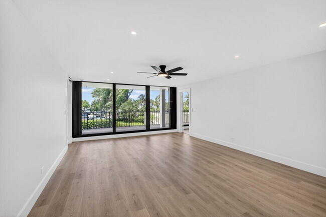 Building Photo - 136 Lakeshore Dr
