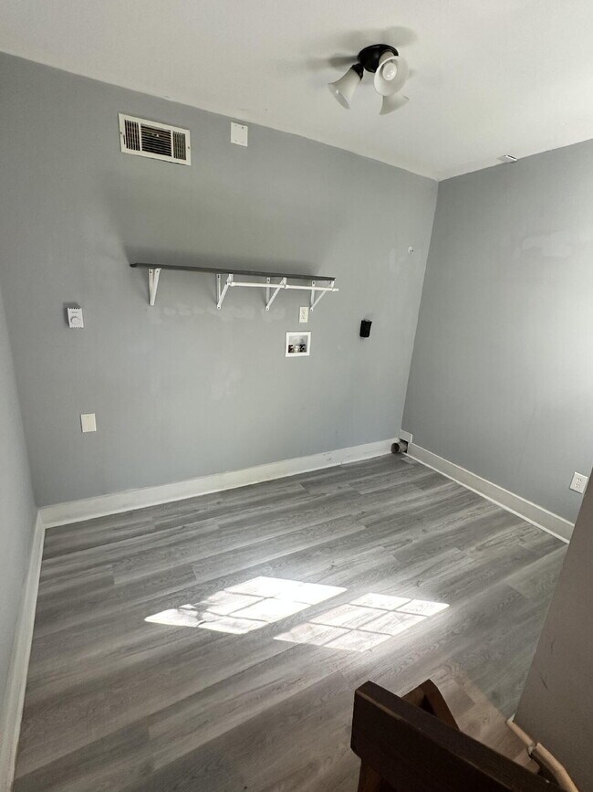 Building Photo - Charming 3 bed/1 bath in the city!