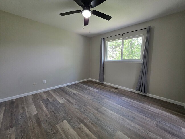 Building Photo - 4320 Dewey Dr