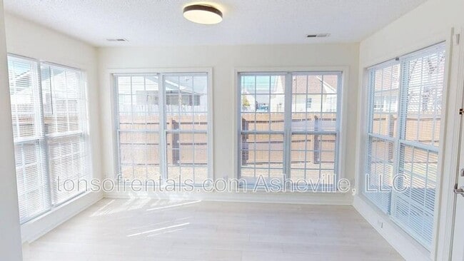 Building Photo - 342 Meadow Pathway Dr