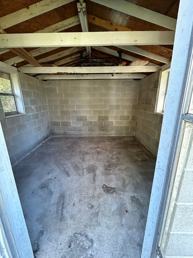 Building Photo - 3/1.5 Brick House in Celanese $1,295