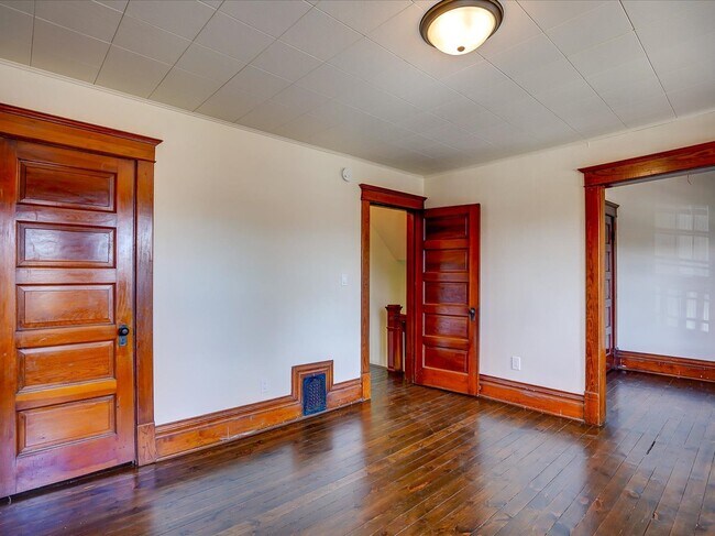 Building Photo - 302 S Shuman St
