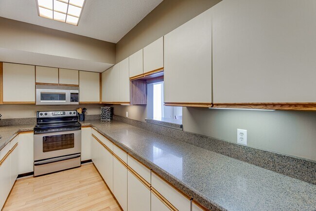 Building Photo - 900 19th Ave S