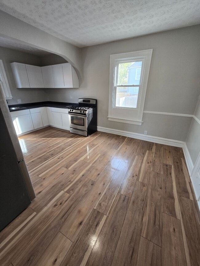 Building Photo - 4 BEDROOM SINGLE FAMILY HOME