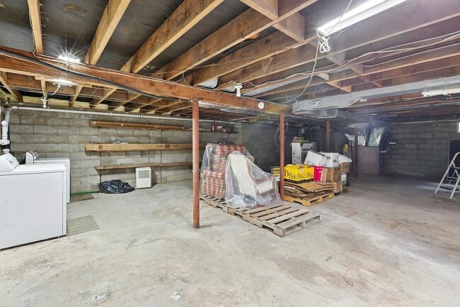 Building Photo - 115 W Cove Rd