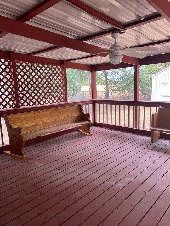 Building Photo - 814 W Bridge St