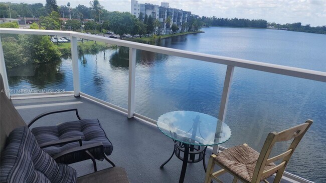Building Photo - 1301 NE Miami Gardens Dr