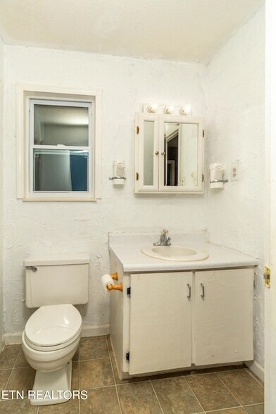 Building Photo - 1817 Sedgewick Dr