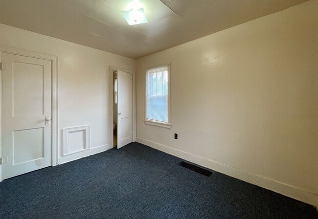 Building Photo - 7 N Elm St