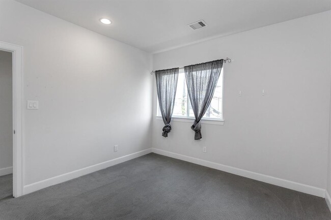Building Photo - 348 Eado Park Cir