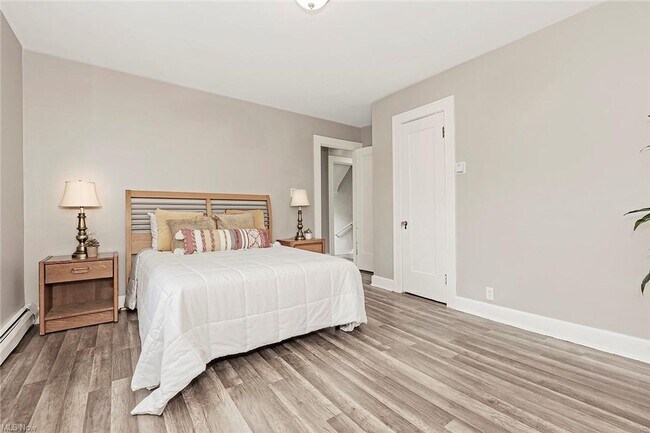 Building Photo - Lakefront 4-Bedroom Home for Rent in Euclid, OH