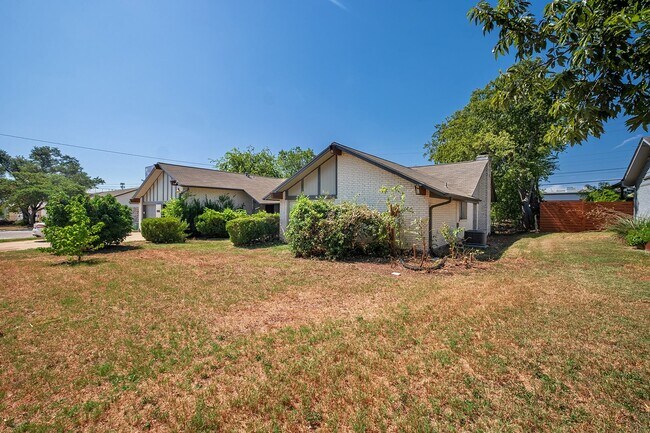 Building Photo - 2025 Monarch Dr