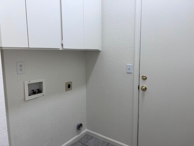Building Photo - Single Story 3 Bedroom 2 Bathroom Home in ...