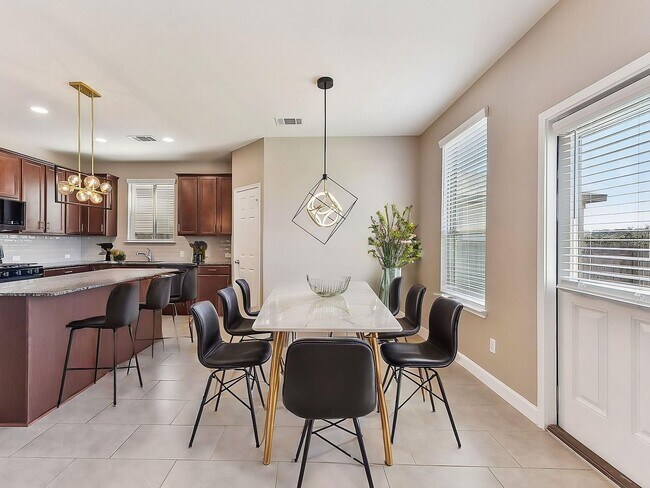 Building Photo - 600 Saturnia Dr