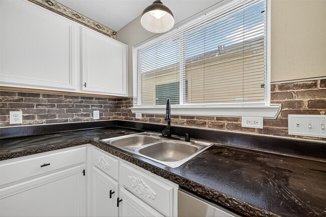 Building Photo - 6343 Settlers Square Ln