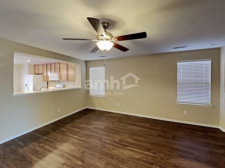 Building Photo - 810 Sunrise Dr