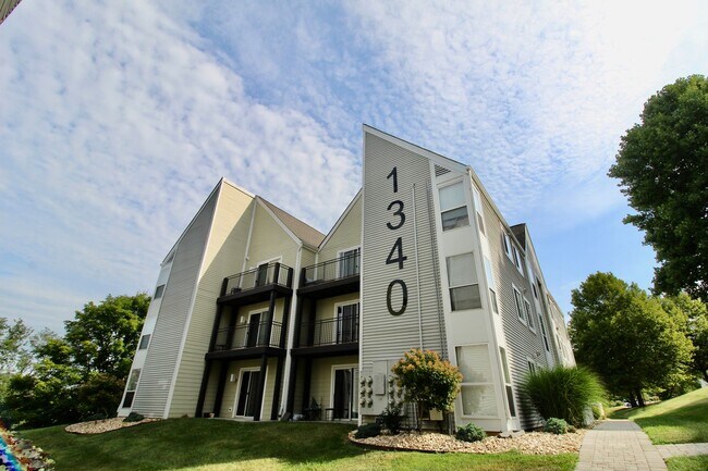 Building Photo - 1340 Hunters Rd