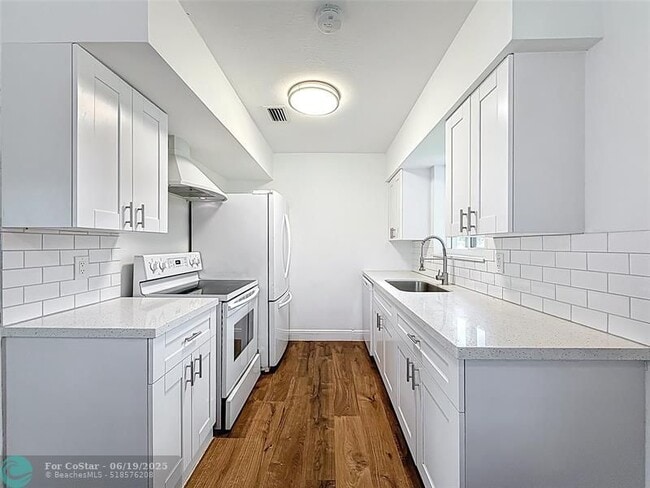 Building Photo - 50 NE 56th Ct