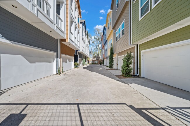 Building Photo - 617 W 24th St