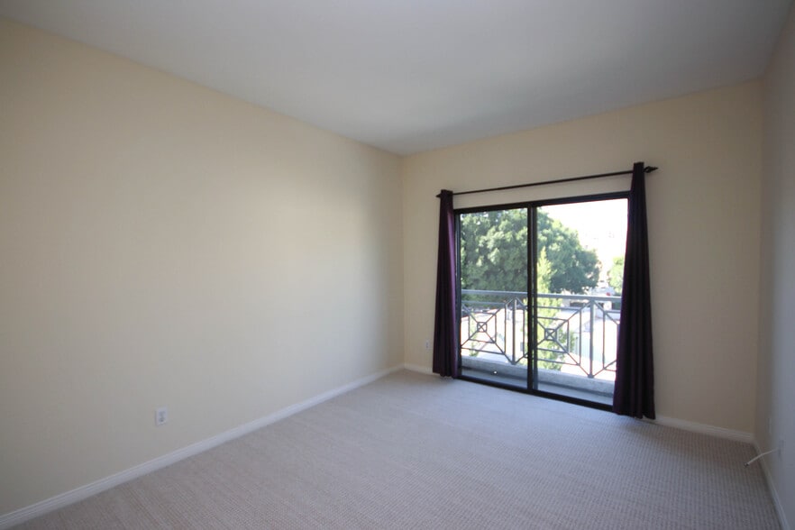 Building Photo - 111 S Oak Knoll Ave