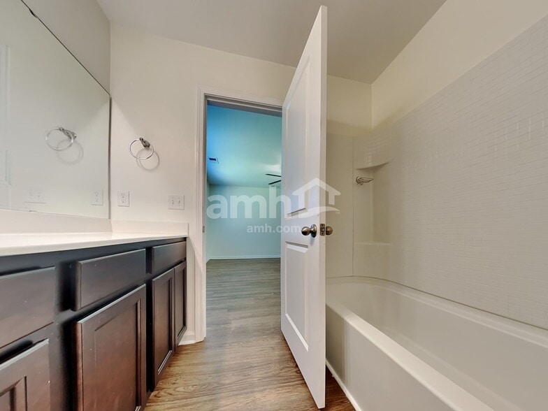 Building Photo - 136 Orion Way