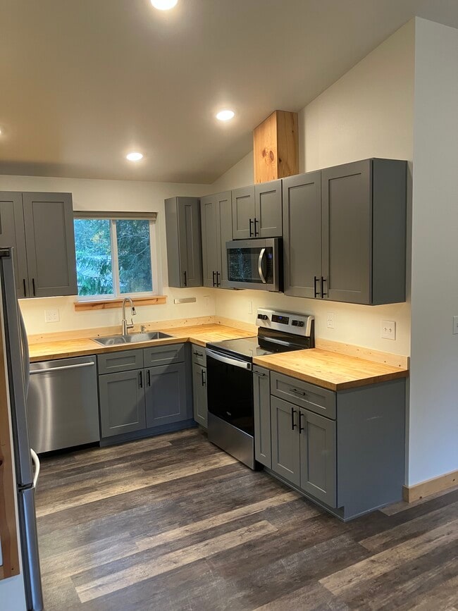 Building Photo - 3764 Biz Point Rd