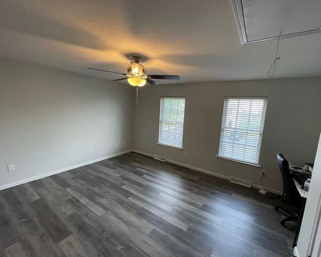 Building Photo - 2 Bedroom || 1.5 Bathroom Townhome