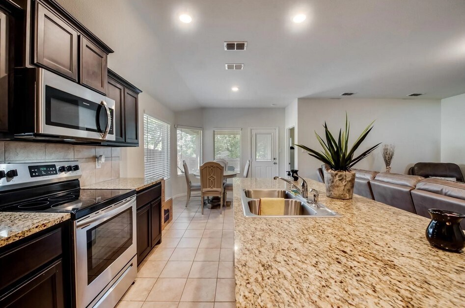 Kitchen + Dinning - 8244 Brashear Trl
