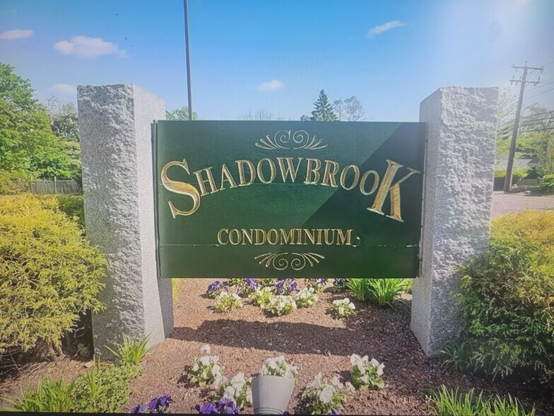 Building Photo - 3 Shadowbrook Ln