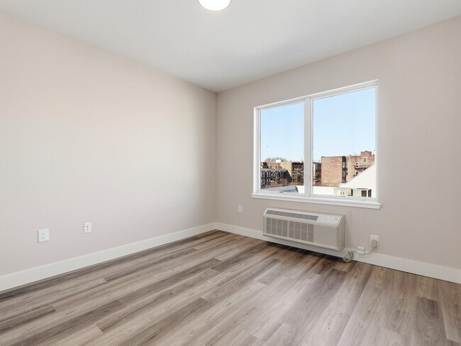 Building Photo - 304 61st St