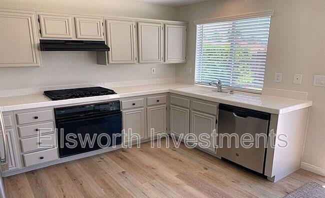 Building Photo - 744 Cardona Ave