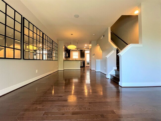 Building Photo - Lovely 3 BR/3.5 BA Townhome in Brookline!