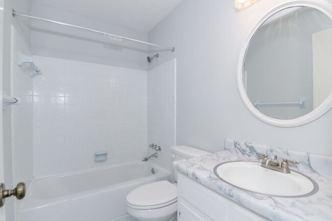 Building Photo - Great Location 4 Bedroom