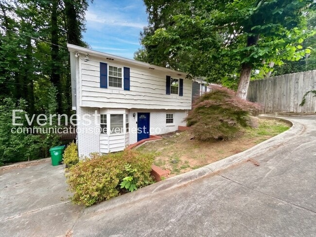 Building Photo - 2771 Skyland Dr NE