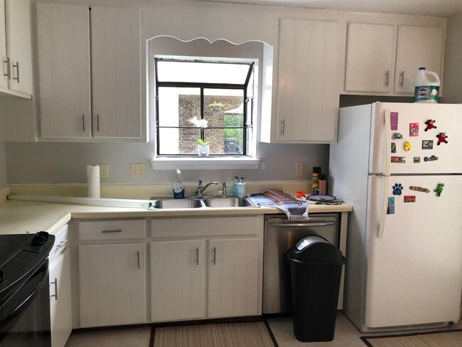 Building Photo - 2333 Ryan Pl