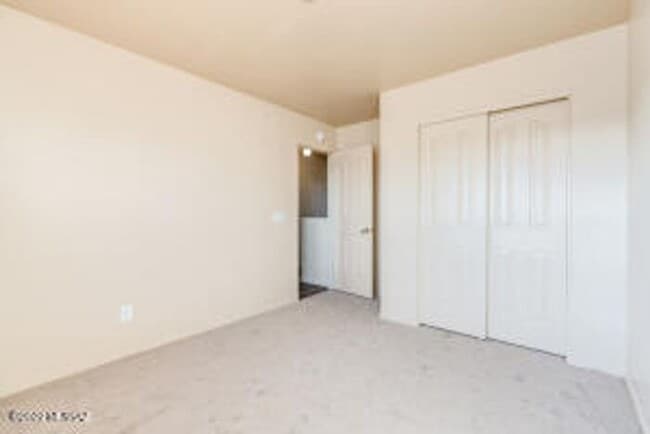 Building Photo - 5913 E Sanderling Dr